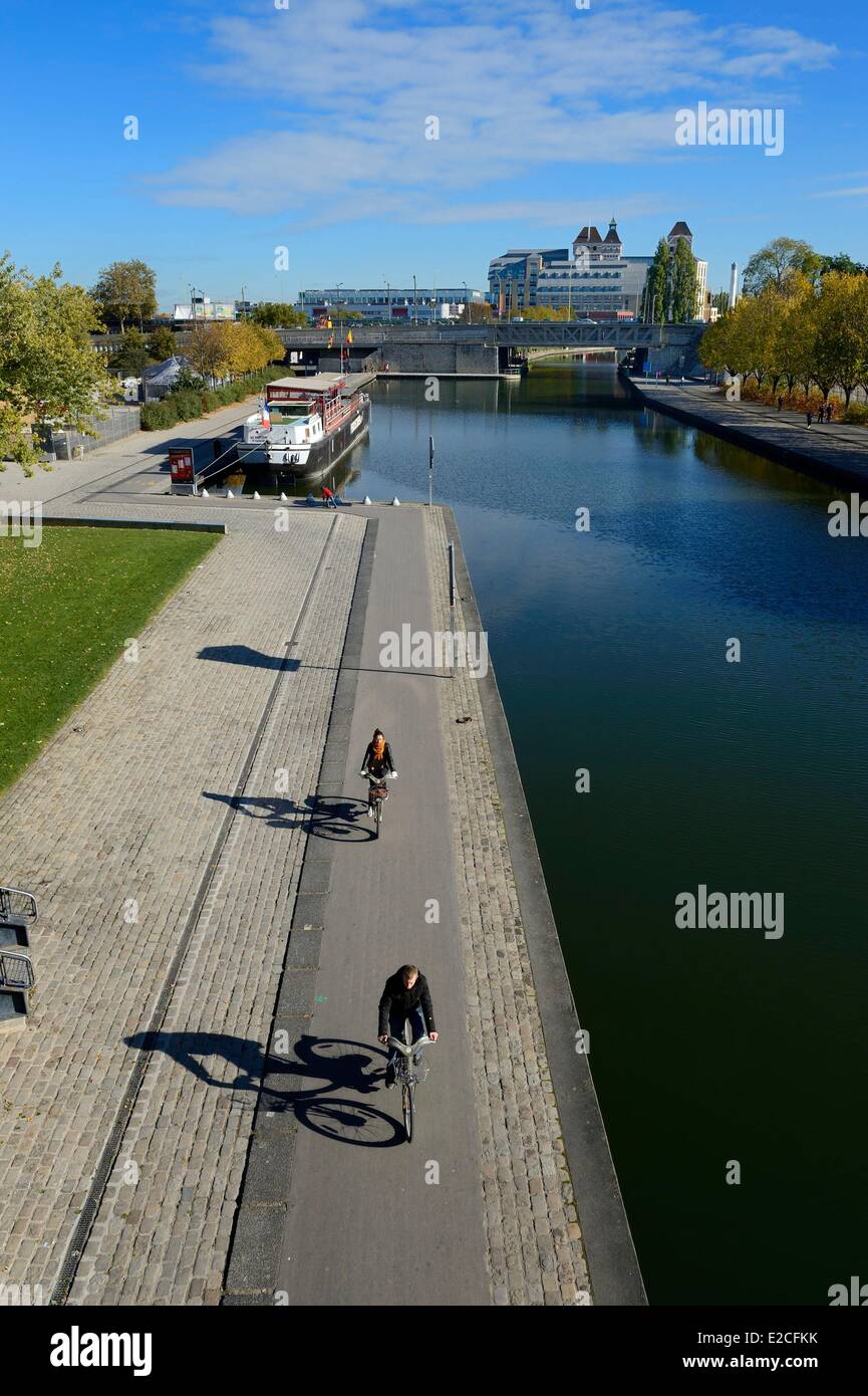 Frankreich, Paris, der Canal de l'Ourcq im Parc De La Villette und die Pantin große Windmühlen, ehemalige industrielle Getreidemüllerei 1884 gegründet und in Bürogebäuden durch den Architekten Reichenbach umgewandelt et Robert im Hintergrund Stockfoto