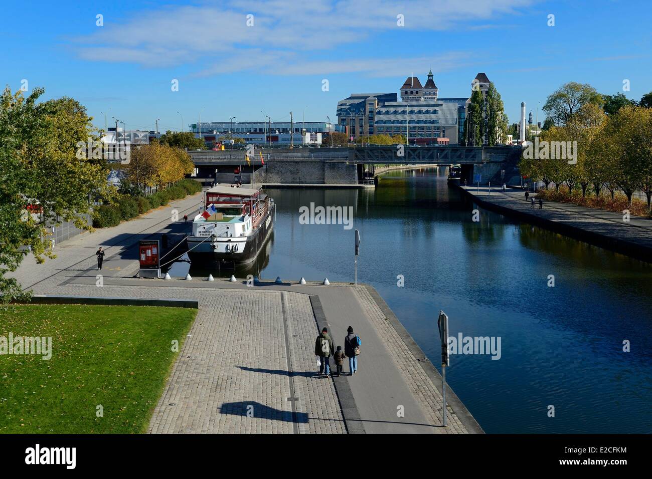 Frankreich, Paris, der Canal de l'Ourcq im Parc De La Villette und die Pantin große Windmühlen, ehemalige industrielle Getreidemüllerei 1884 gegründet und in Bürogebäuden durch den Architekten Reichenbach umgewandelt et Robert im Hintergrund Stockfoto