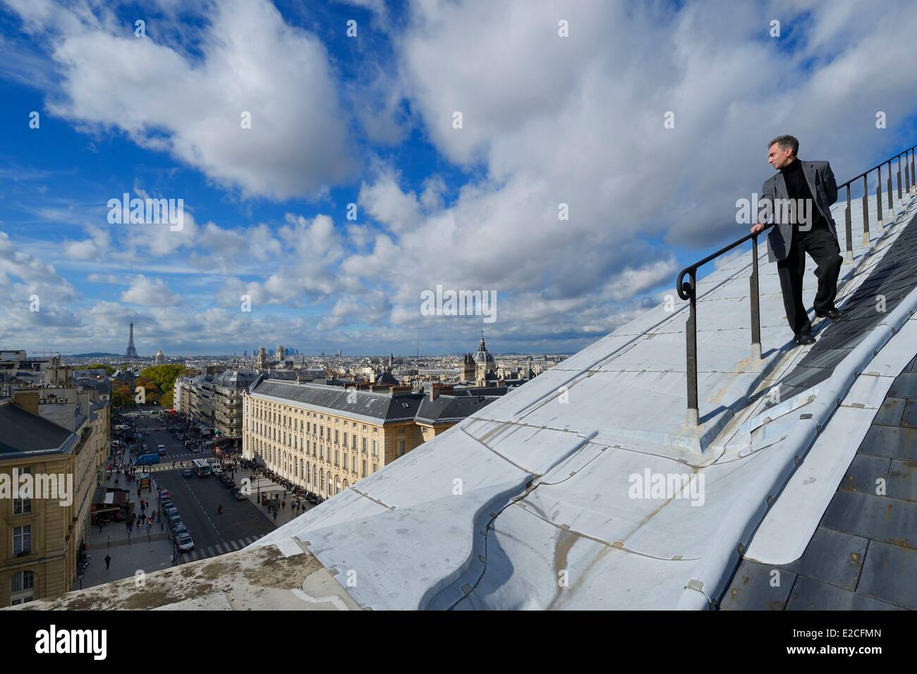 Frankreich, Paris, Pascal Monnet, Administrator des Pantheons, auf Dach, Pantheon, Soufflot Street und Eiffelturm im Hintergrund Stockfoto