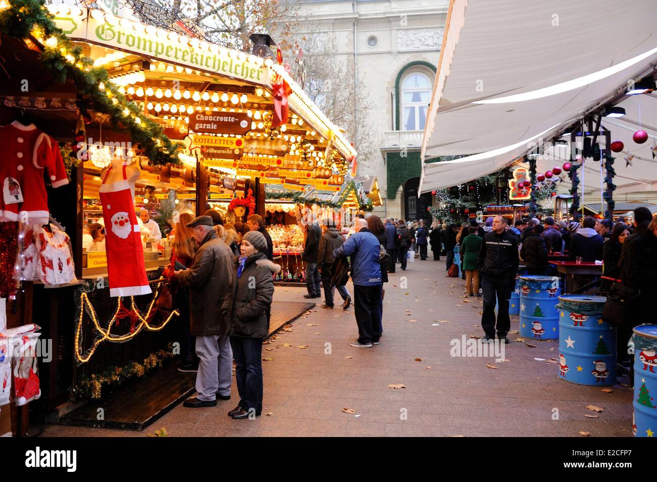 Luxemburg, Luxemburg-Stadt, Place d ' Armes, Weihnachten Markt, Hütte und Zelt für snacks Stockfoto