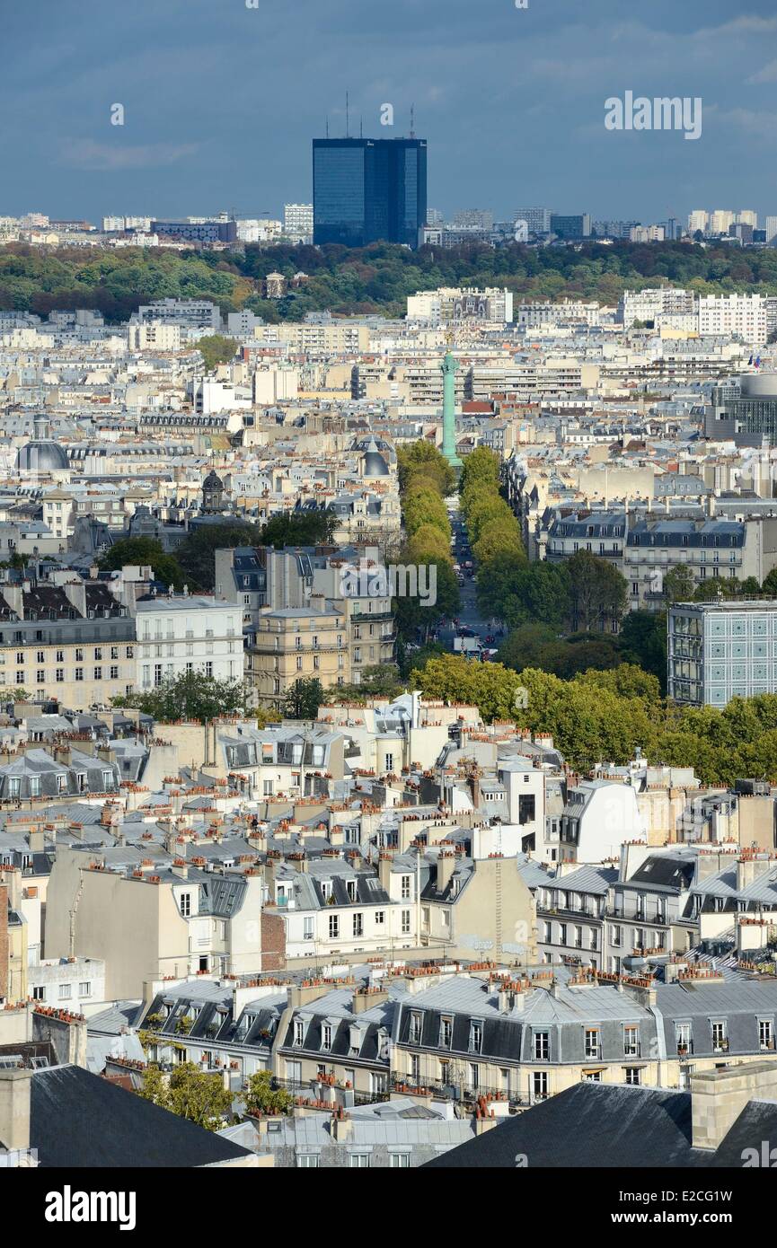 Frankreich, Paris, Colonne de Juillet (Juli Spalte) am Place De La Bastille und Bäume der Friedhof Pere Lachaise im Hintergrund Stockfoto