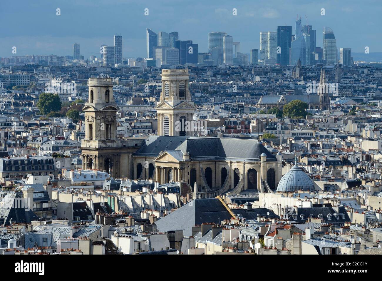 Frankreich, Paris, die Kirche Saint-Sulpice und der Verteidigung-Bezirk im Hintergrund Stockfoto