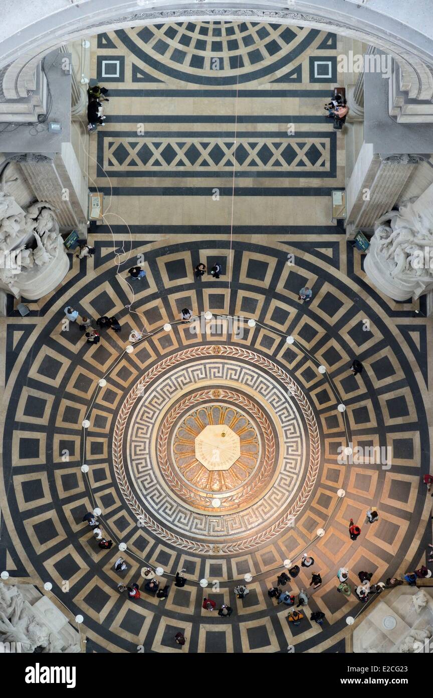 Frankreich, Paris, das Pantheon, das Foucaultsche Pendel unter der Kuppel im Kirchenschiff Stockfoto