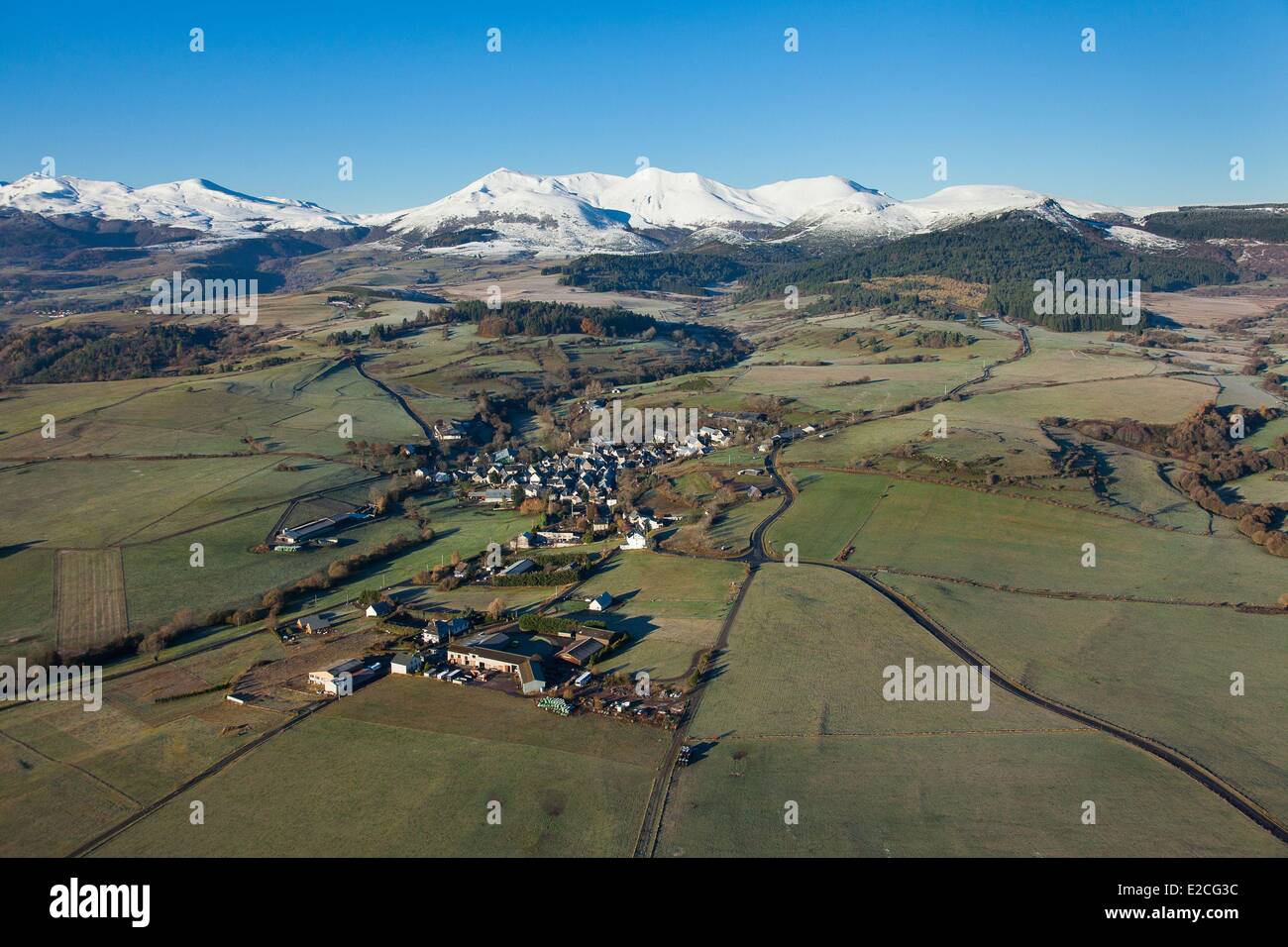 Frankreich, Puy de Dome, Beaune le Froid, Puy de Sancy in der Massif-des-Monts Dore im Hintergrund (Luftbild) Stockfoto