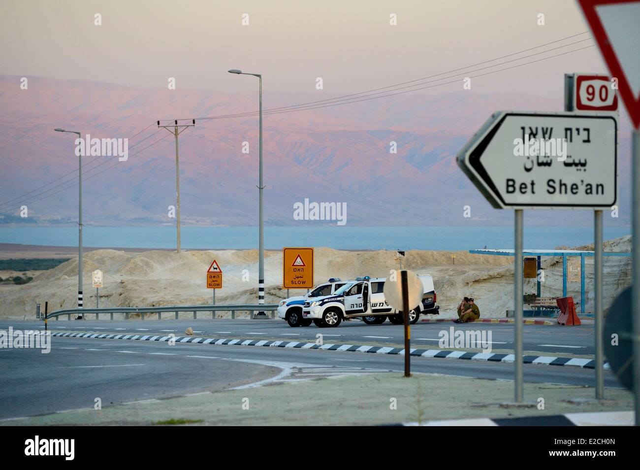 Israel, Beit HaArava Junction, Streife, das Tote Meer und die Berge von Jordanien im Hintergrund Stockfoto