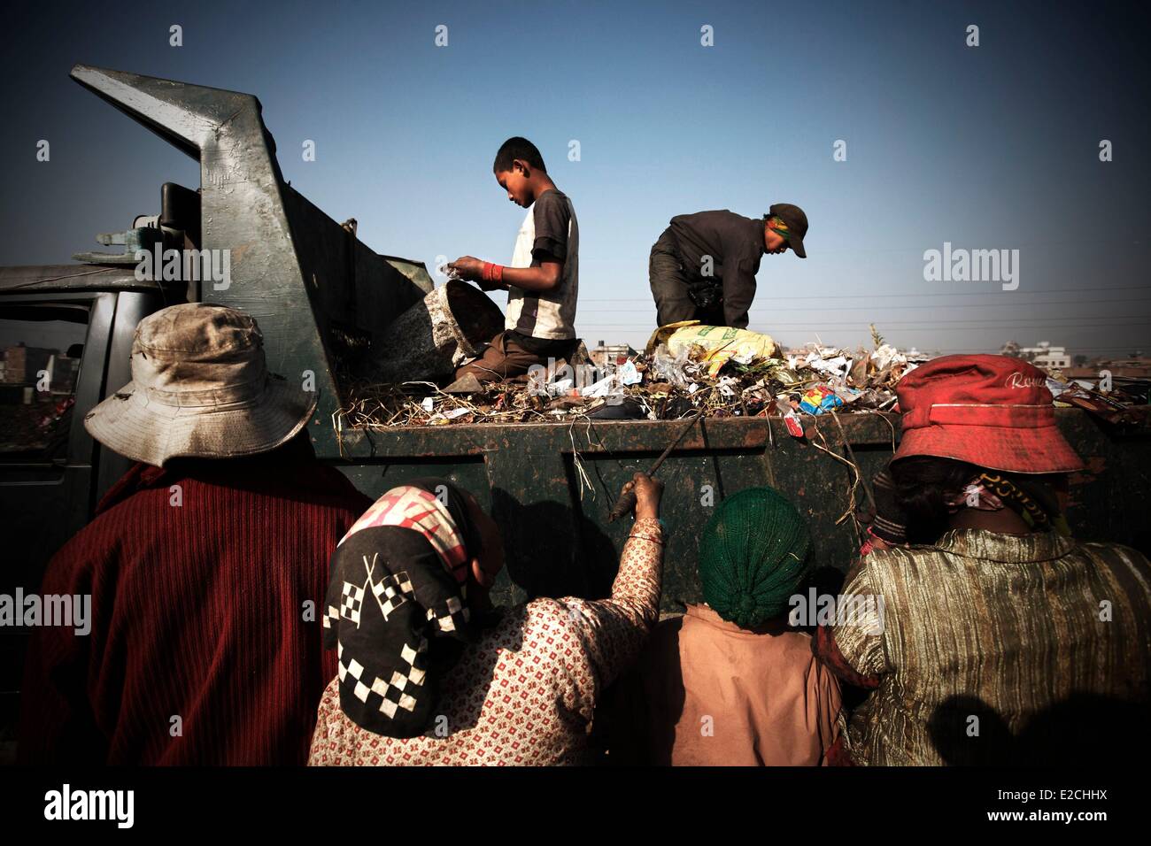 Nepal, Kathmandu-Tal, aufgeführt als Weltkulturerbe der UNESCO, Kathmandu, Menschen sammeln Müll auf der Deponie Stockfoto