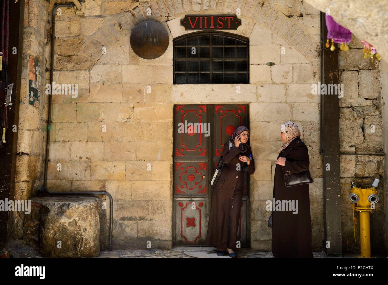 Israel, Jerusalem, heilige Stadt, die Altstadt Weltkulturerbe der UNESCO, die siebte Station der Via Dolorosa an der Kreuzung der Market Street (Souk Khan El Zeit) in das muslimische Viertel Stockfoto