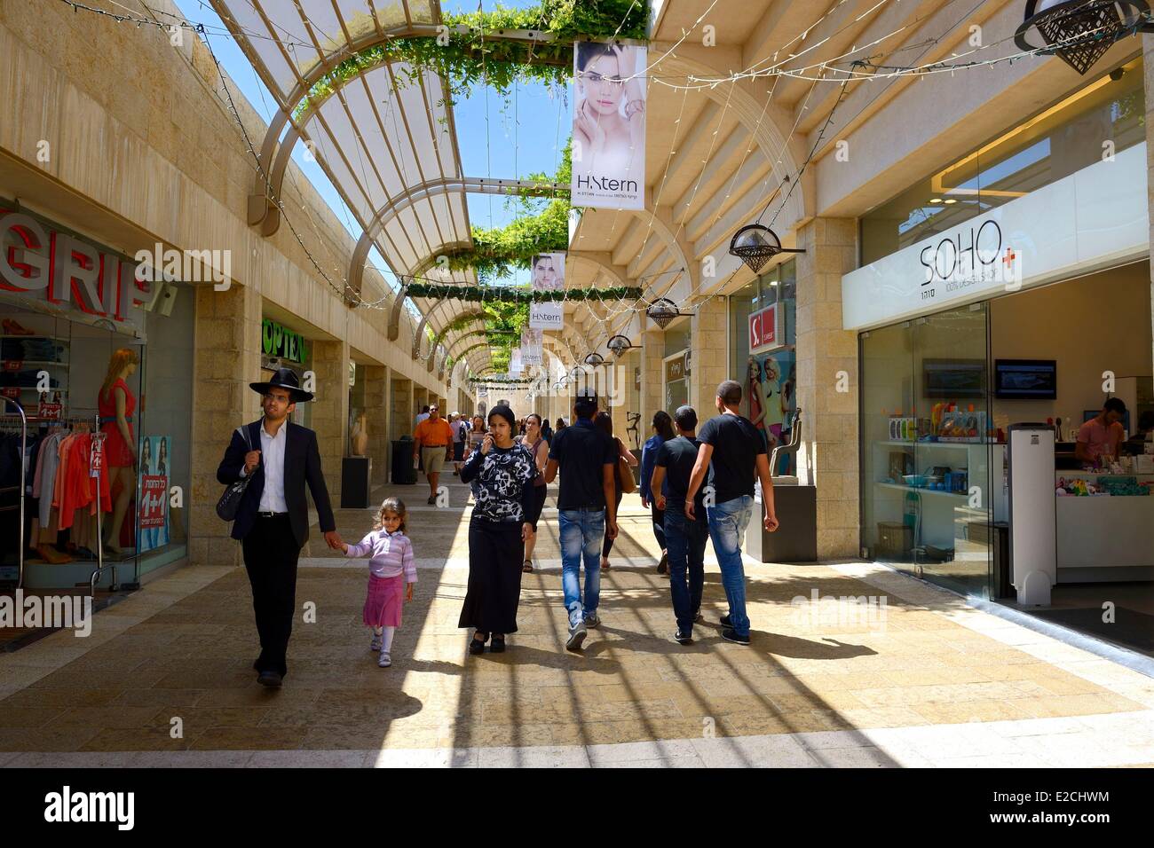 Israel, Jerusalem, Mamilla Mall und Luxus Fußgängerzone Einkaufsstraße in modernen Stadt, entworfen von israelischen Architekten Moshe Safdie Stockfoto