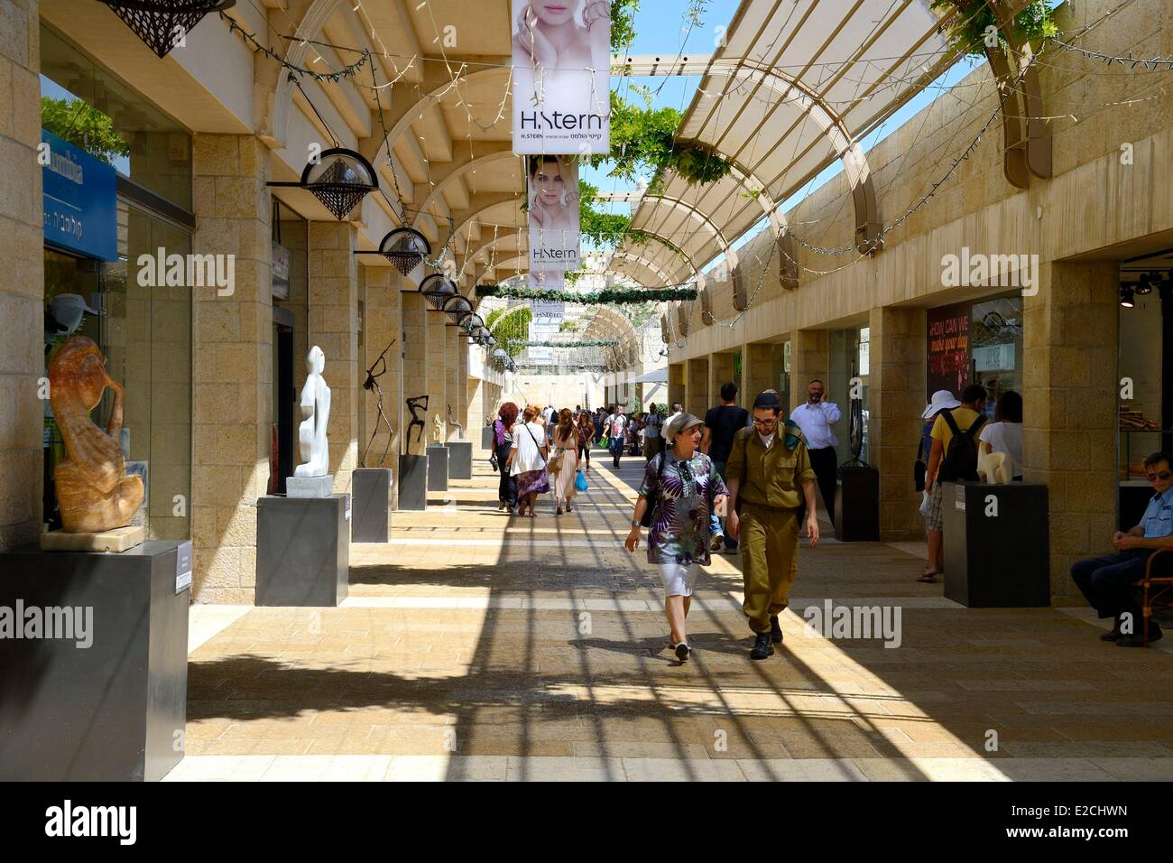 Israel, Jerusalem, Mamilla Mall und Luxus Fußgängerzone Einkaufsstraße in modernen Stadt, entworfen von israelischen Architekten Moshe Safdie Stockfoto