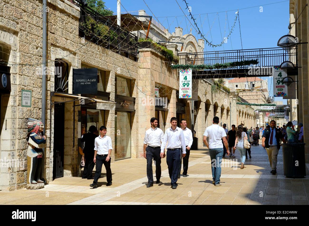 Israel, Jerusalem, Mamilla Mall und Luxus Fußgängerzone Einkaufsstraße in modernen Stadt, entworfen von israelischen Architekten Moshe Safdie Stockfoto
