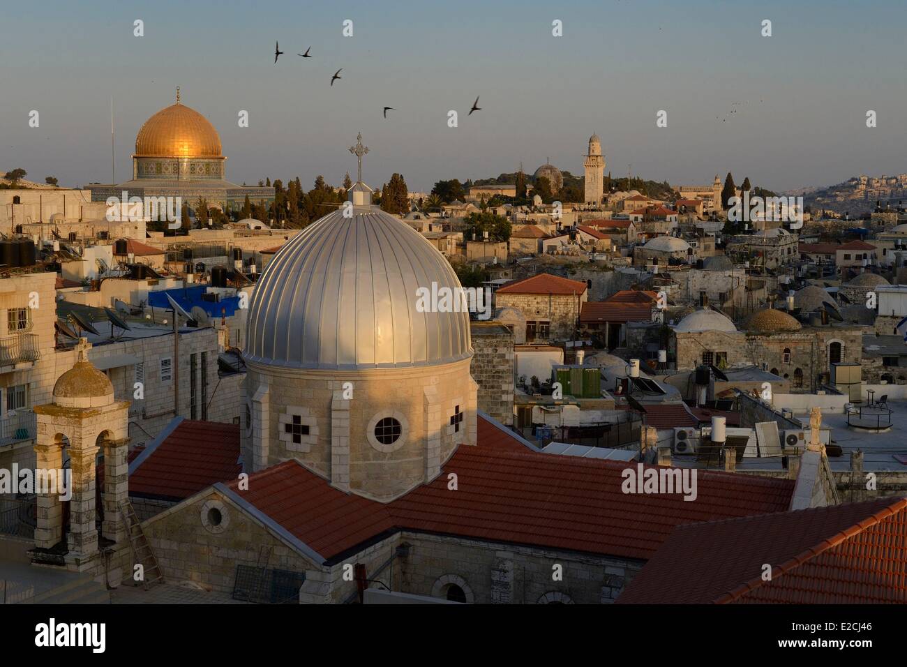Israel, Jerusalem, die Heilige Stadt, die Altstadt Weltkulturerbe der UNESCO, die Dächer des Stadtteils Muslim, die Kirche der Muttergottes von der Krampf und die Haube des Felsens im Hintergrund Stockfoto