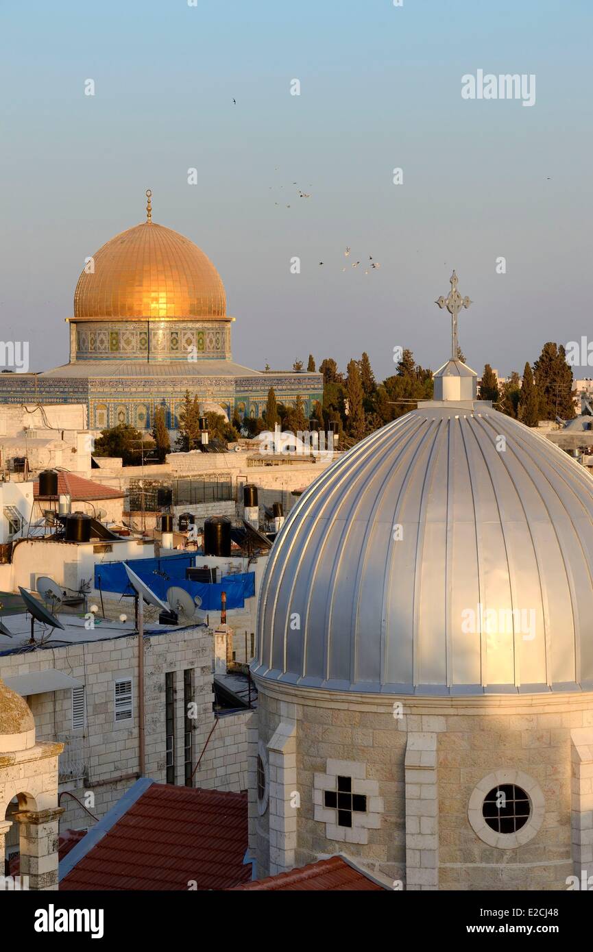 Israel, Jerusalem, die Heilige Stadt, die Altstadt Weltkulturerbe der UNESCO, die Dächer des Stadtteils Muslim, die Kirche der Muttergottes von der Krampf und die Haube des Felsens im Hintergrund Stockfoto