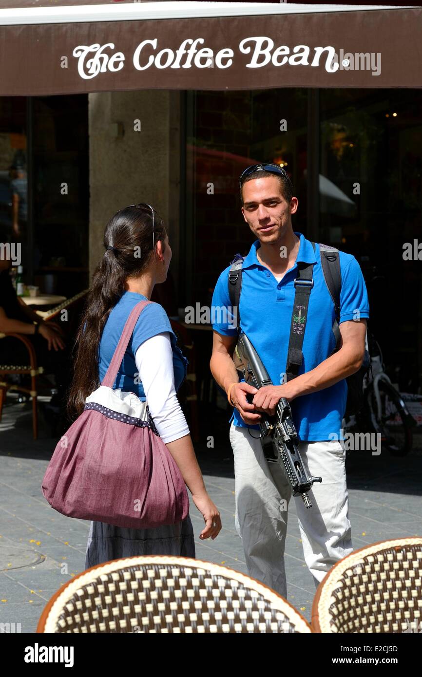 Israel, Jerusalem, Soldat auf Urlaub aber noch bewaffnet mit seiner Freundin auf Jaffa Straße Stockfoto