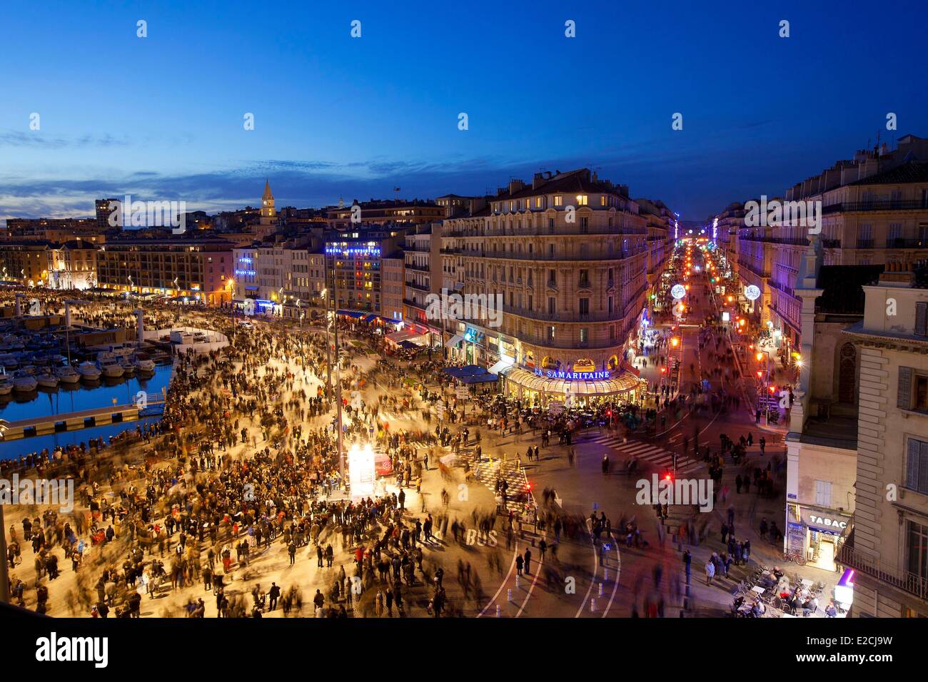 Bouches-du-Rhône, Frankreich, Marseille, Kulturhauptstadt Europas 2013 Premiere des 12. Januar 2013, Vieux Port (Alter Hafen), mit Blick auf Quai du Port und Rue De La République Stockfoto