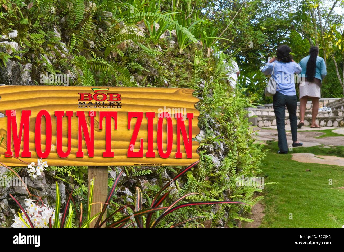 wallpapers Nine Mile Village Jamaica https www alamy de stockfoto jamaika westindische inseln pfarrei st ann nine mile dorf wo bob marley museum und altes familienhaus von bob marley captain crazy am mausoleum von bob marley sur zion berg geboren 70348798 html