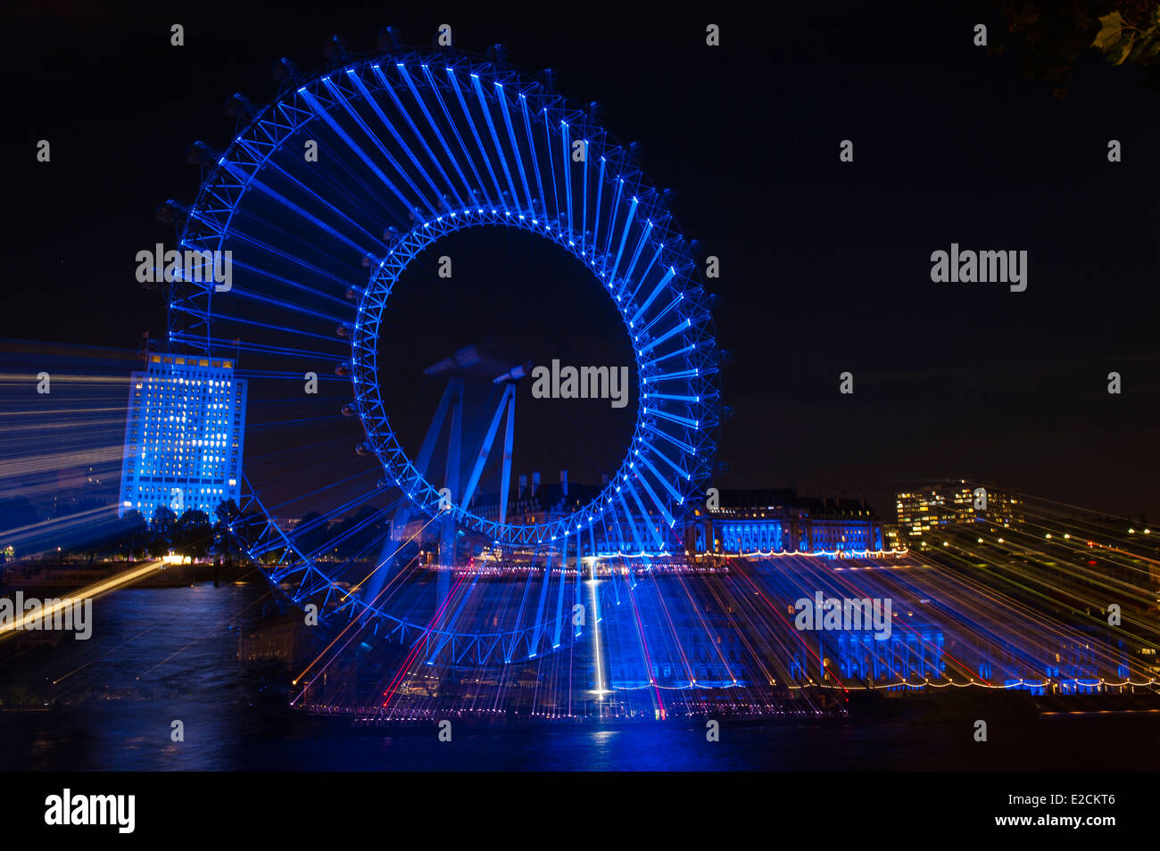 Londoner Westminster London Eye, Millennium Wheel, County Hall, in der Nacht mit Zoom blur künstlerische Bewegung der abstrakten Kunst Stockfoto