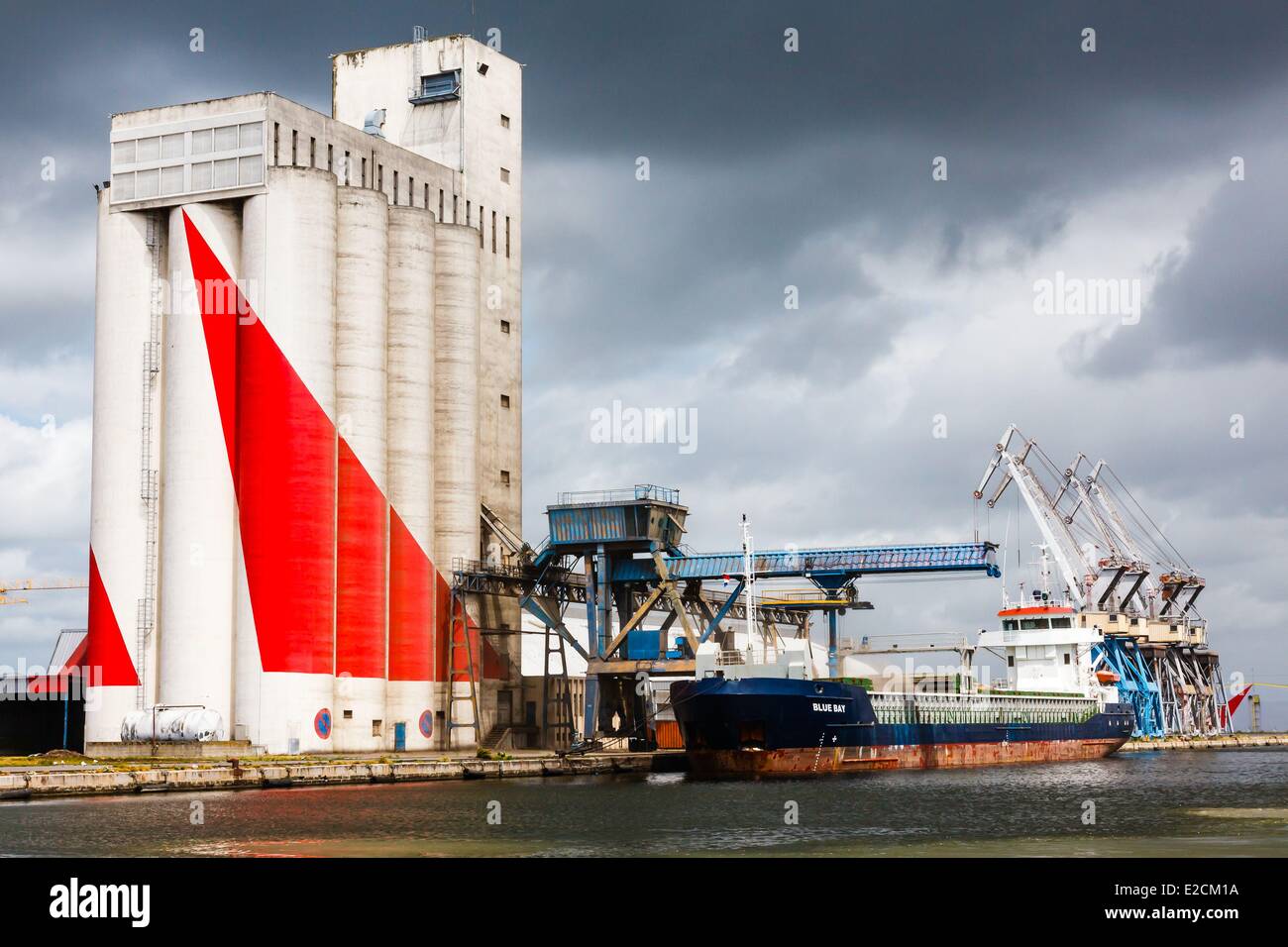 Frankreich-Loire-Atlantique Saint Nazaire Saint-Nazaire Hafen Silo Cargo und Krane Stockfoto