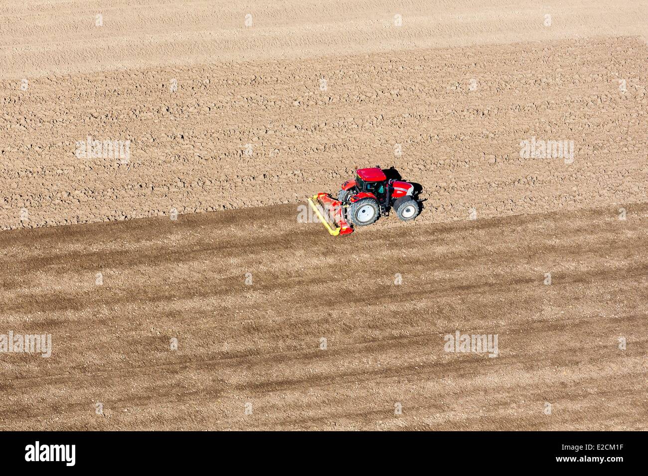 Frankreich Vendee Grues Traktor brechen Schollen in einem Feld (Luftbild) Stockfoto