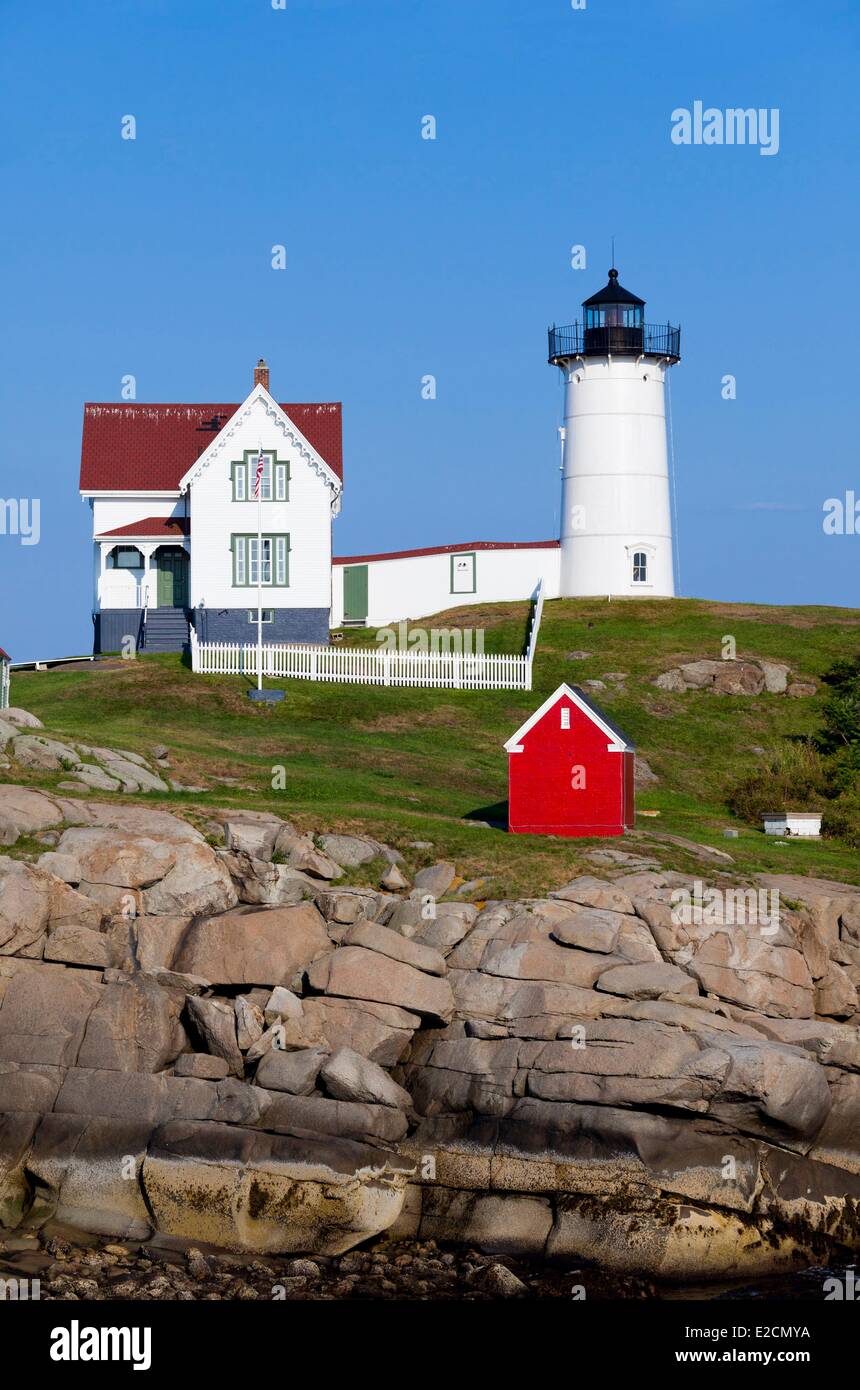 Vereinigten Staaten Maine York Cape Neddick Nubble Leuchtturm befindet sich auf einer Insel nahe der Küste Stockfoto