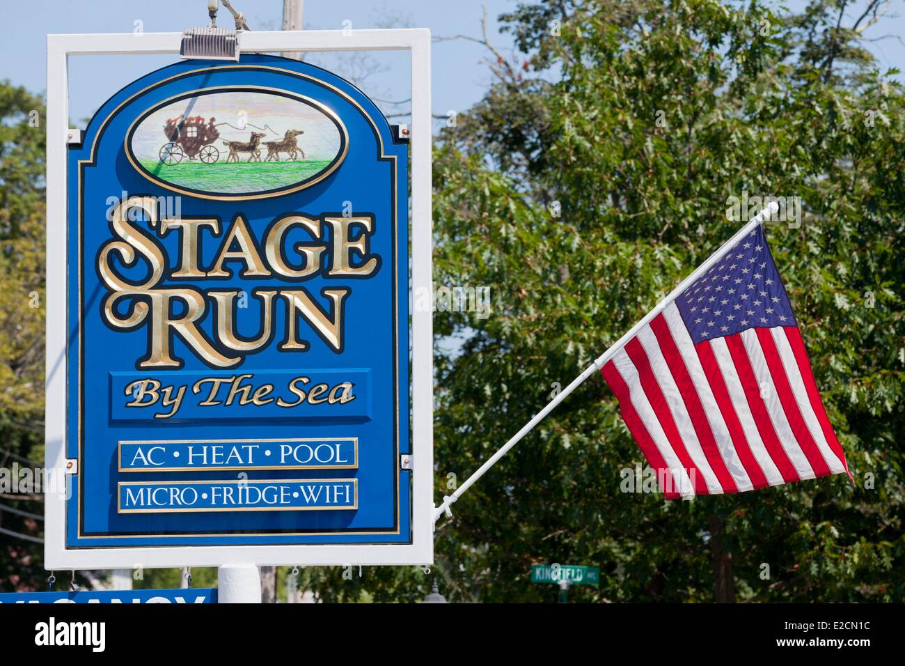Vereinigten Staaten Maine Ogunquit Bühne Run Motel am Meer unterzeichnen und American flag Stockfoto