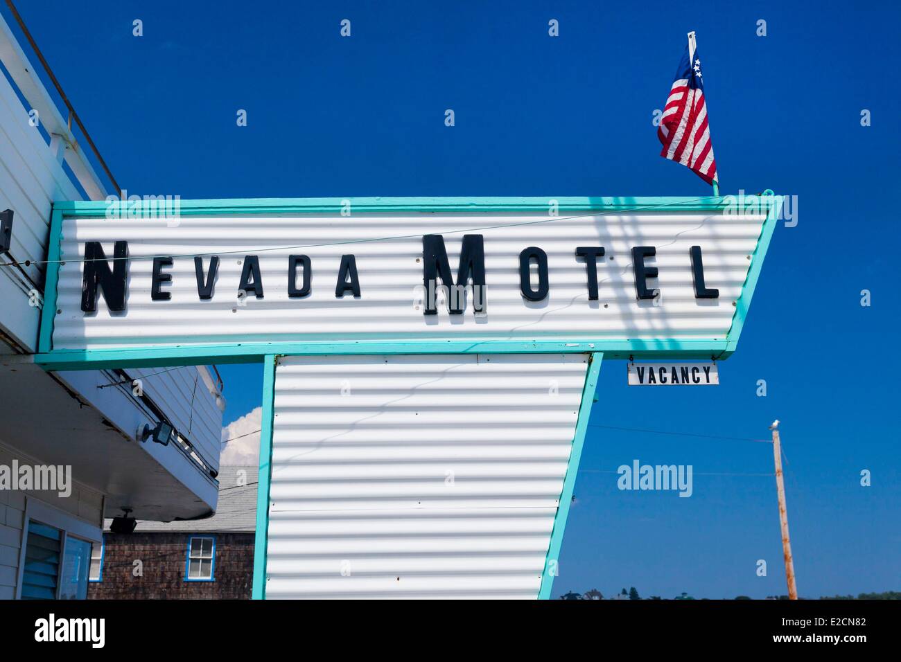 Vereinigten Staaten Maine York Nevada Motel alte Dekoration Zeichen und amerikanische Flagge mit einem Marine Anker Stockfoto