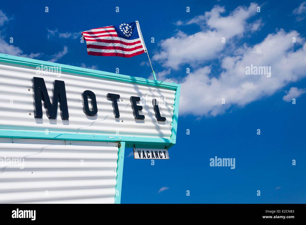 Vereinigten Staaten Maine York Nevada Motel alte Dekoration Zeichen und amerikanische Flagge mit einem Marine Anker Stockfoto