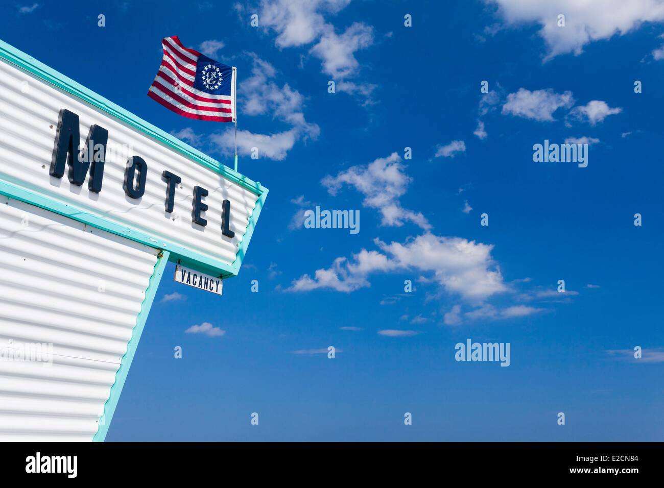 Vereinigten Staaten Maine York Nevada Motel alte Dekoration Zeichen und amerikanische Flagge mit einem Marine Anker Stockfoto