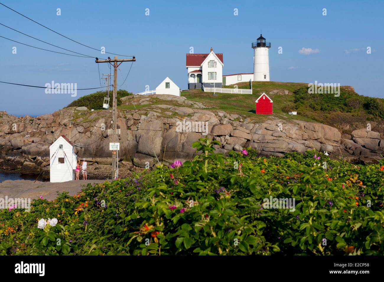 Vereinigten Staaten Maine York Cape Neddick Nubble Leuchtturm befindet sich auf einer Insel nahe der Küste Stockfoto