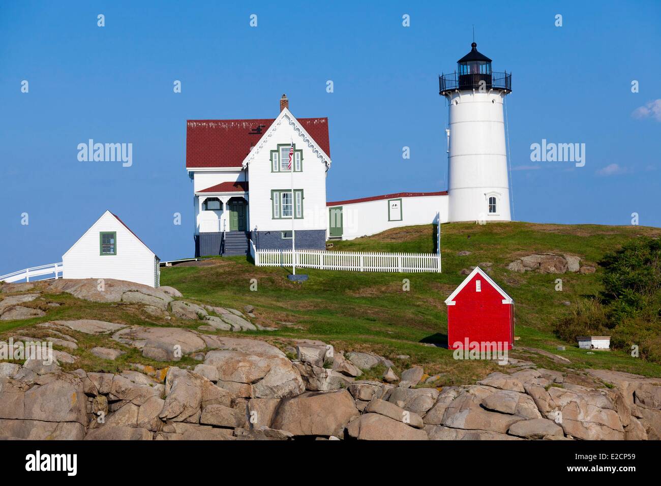 Vereinigten Staaten Maine York Cape Neddick Nubble Leuchtturm befindet sich auf einer Insel nahe der Küste Stockfoto