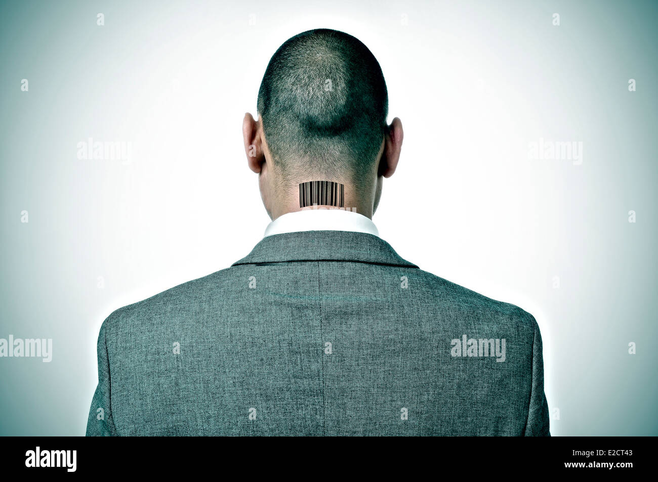 Rückansicht eines Unternehmers mit einem Barcode in den Nacken Stockfoto