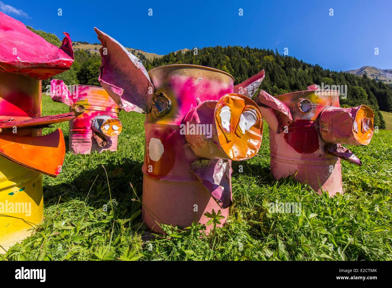 Frankreich Haute Savoie Morzine Skulptur von Schweinen oder Ente in Dosen Recycling durch den Künstler-Restaurant-Besitzer Thierry Thorens Stockfoto