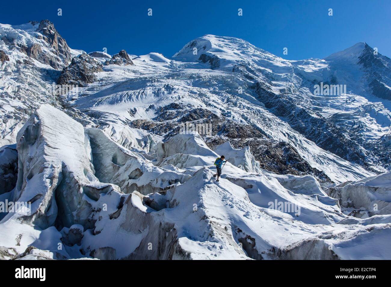 Frankreich Haute Savoie Chamonix Mont Blanc das Massiv des Mont Blanc Jonction (2642m) der Glacier des Bossons mit Blick von der Stockfoto