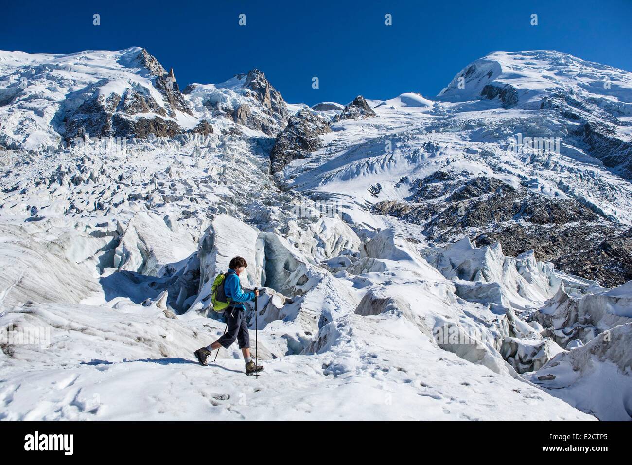 Frankreich Haute Savoie Chamonix Mont Blanc das Massiv des Mont Blanc Jonction (2642m) der Glacier des Bossons mit Blick von der Stockfoto