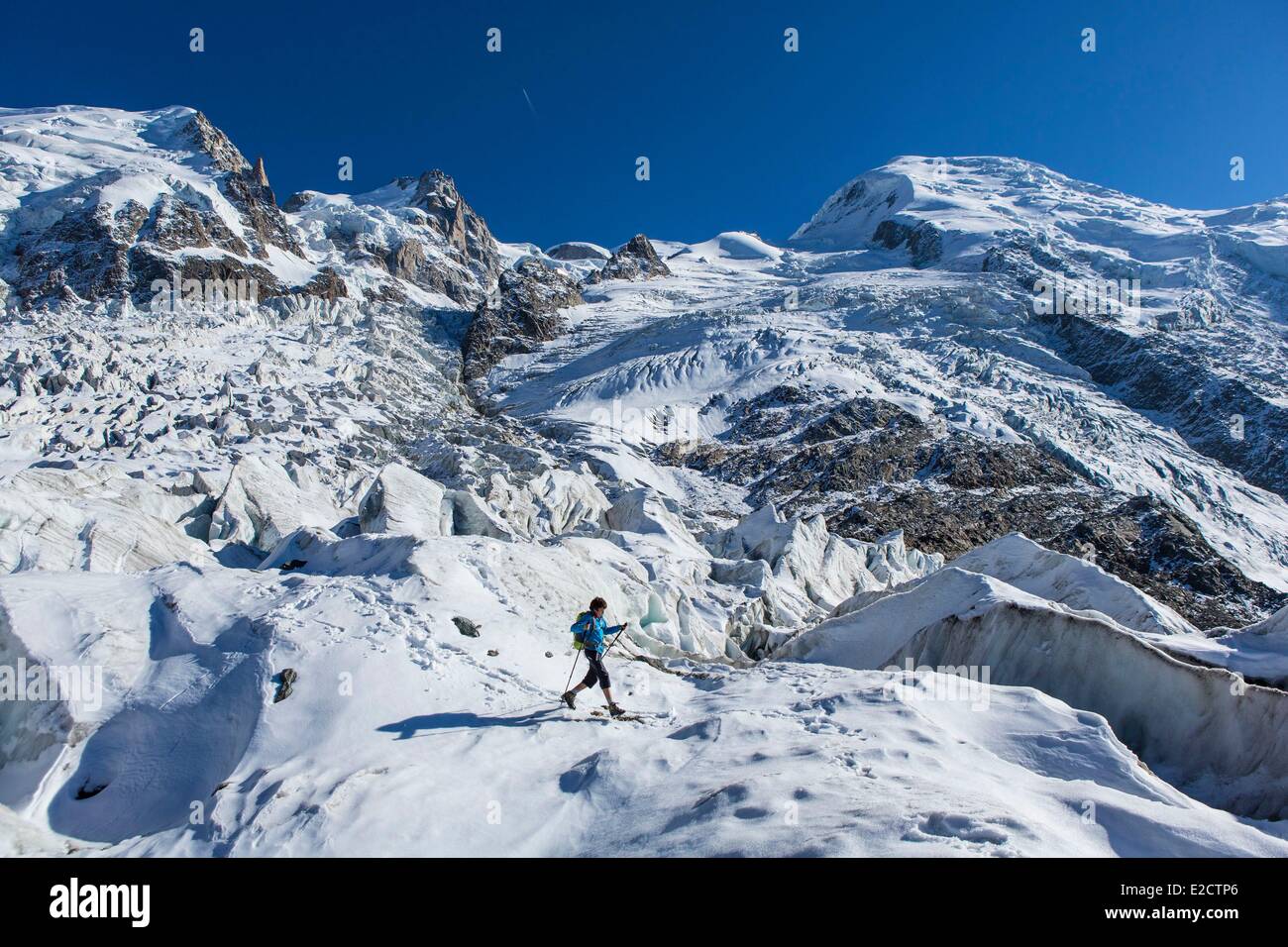Frankreich Haute Savoie Chamonix Mont Blanc das Massiv des Mont Blanc Jonction (2642m) der Glacier des Bossons mit Blick von der Stockfoto