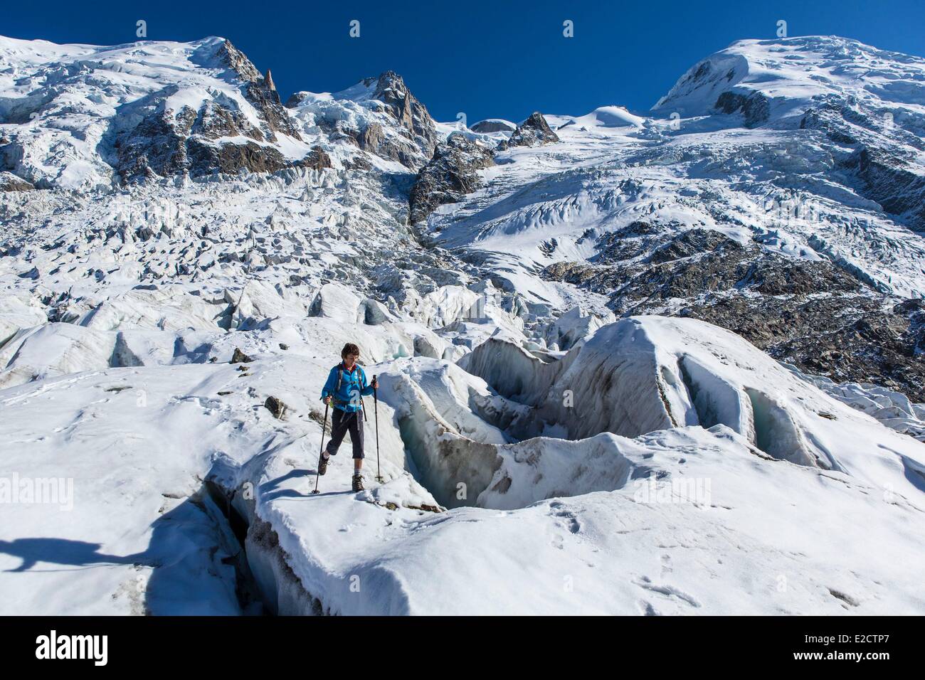 Frankreich Haute Savoie Chamonix Mont Blanc das Massiv des Mont Blanc Jonction (2642m) der Glacier des Bossons mit Blick von der Stockfoto