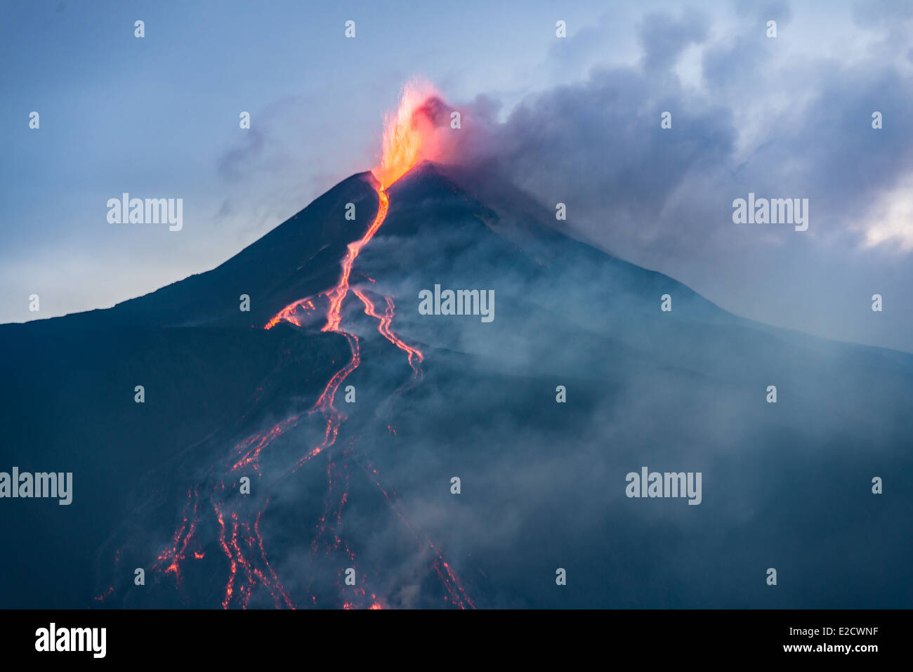 Lava fließt aus einer Eruption am Ätna-Vulkan Stockfoto