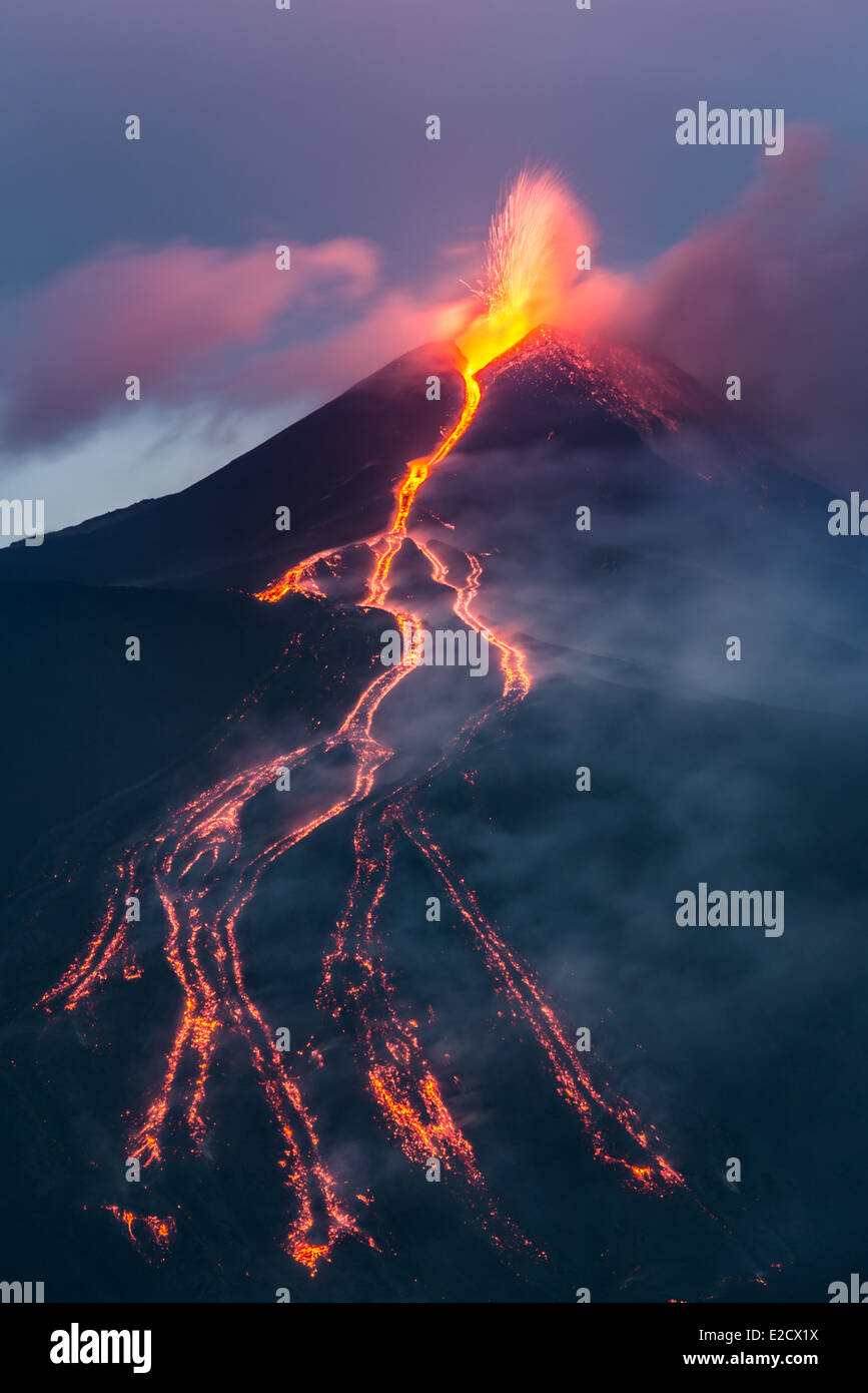 Lava fließt aus einer Eruption am Ätna-Vulkan Stockfoto