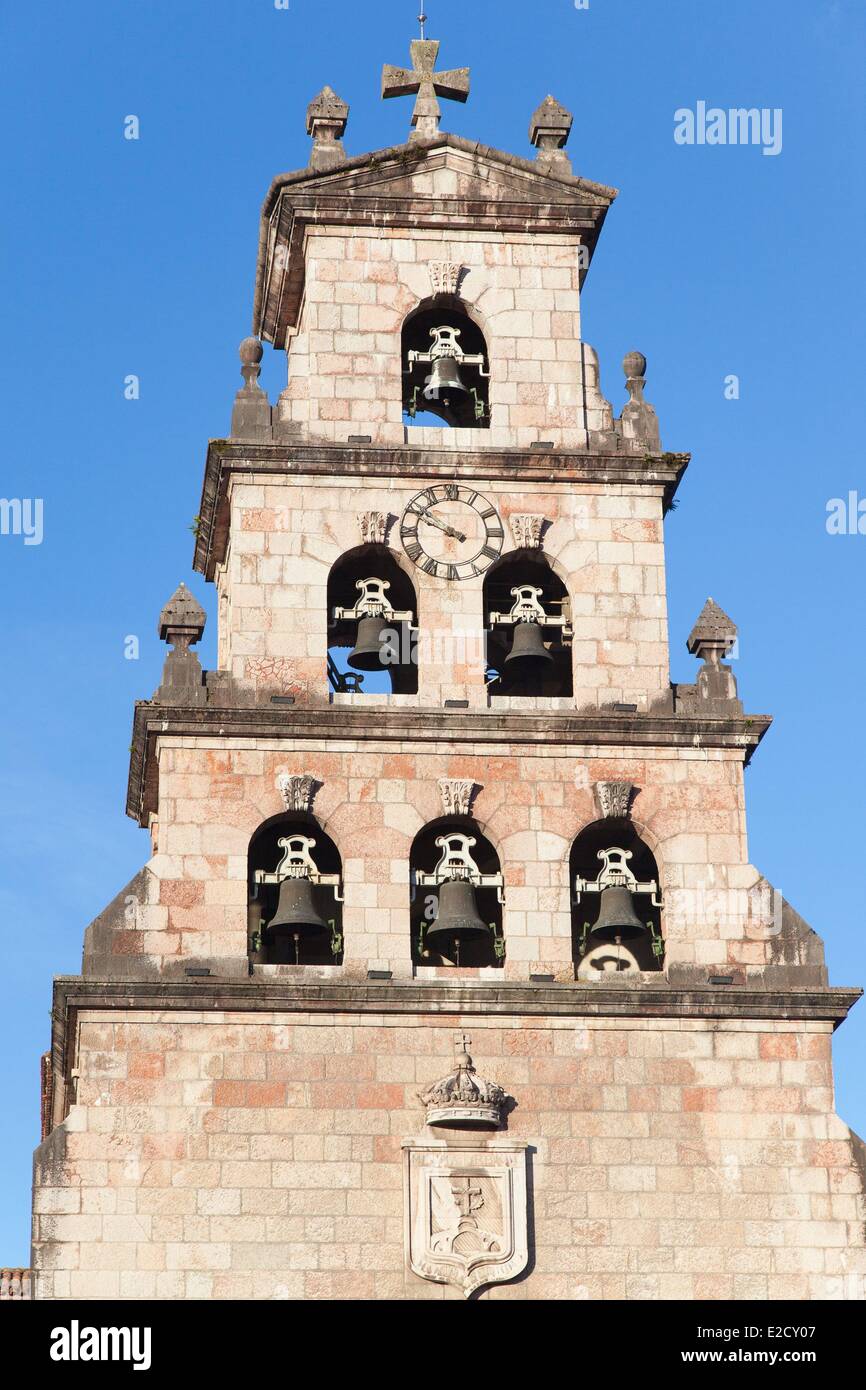 Spanien Provinz Asturien-Cangas de Onis Picos de Europa Nationalpark der Glockenturm der Kirche Stockfoto