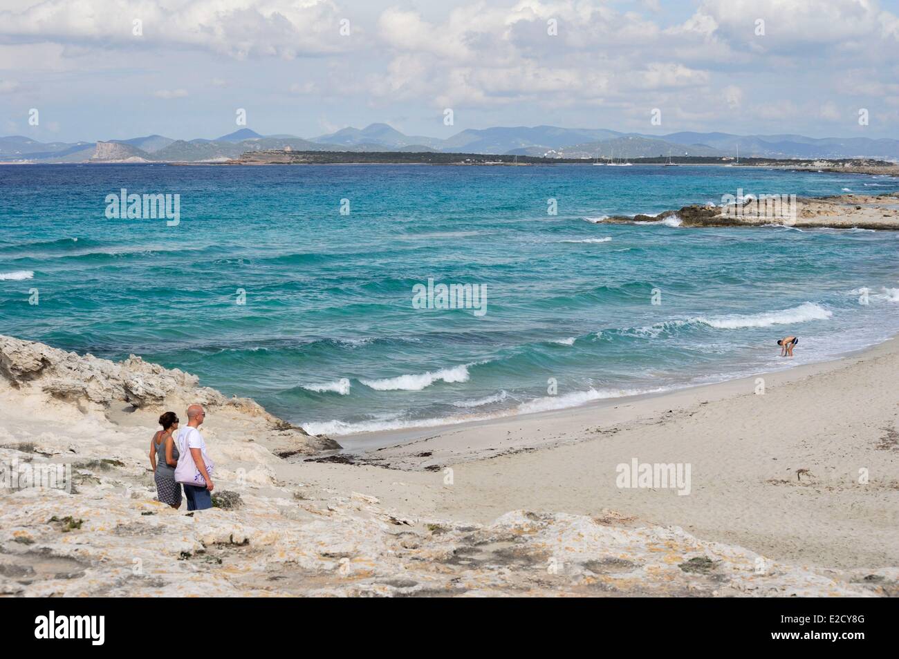 Spanien Balearen Formentera La Savina Strand Ses Illetes paar am Strand beobachten die Klippe Stockfoto