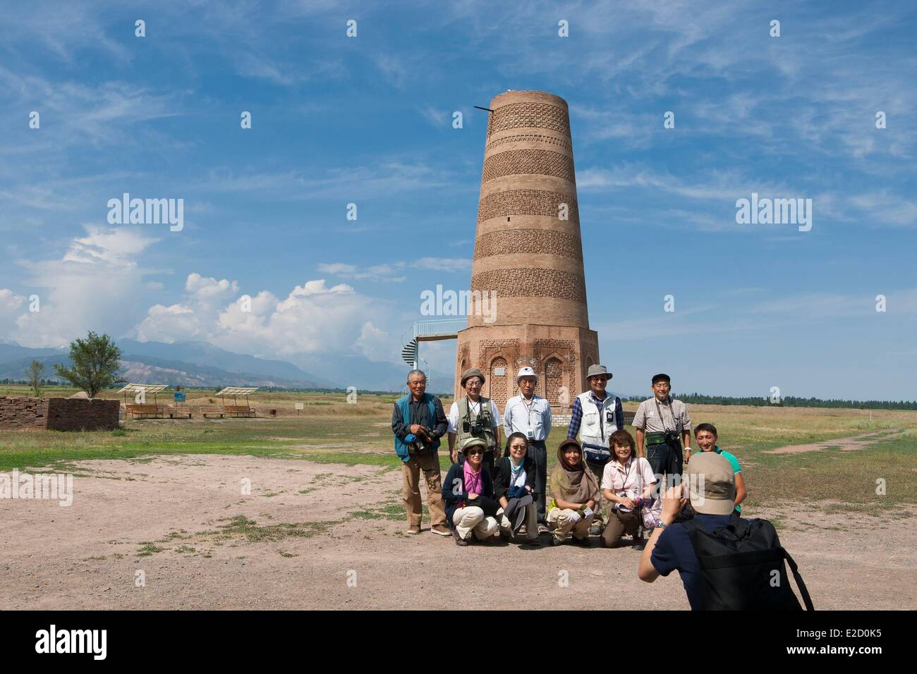 Kirgisistan Chuy Provinz Tokmok Kirgisen Touristen vor der Burana-Turm auf dem Gelände der antiken Stadt Balasagun Stockfoto