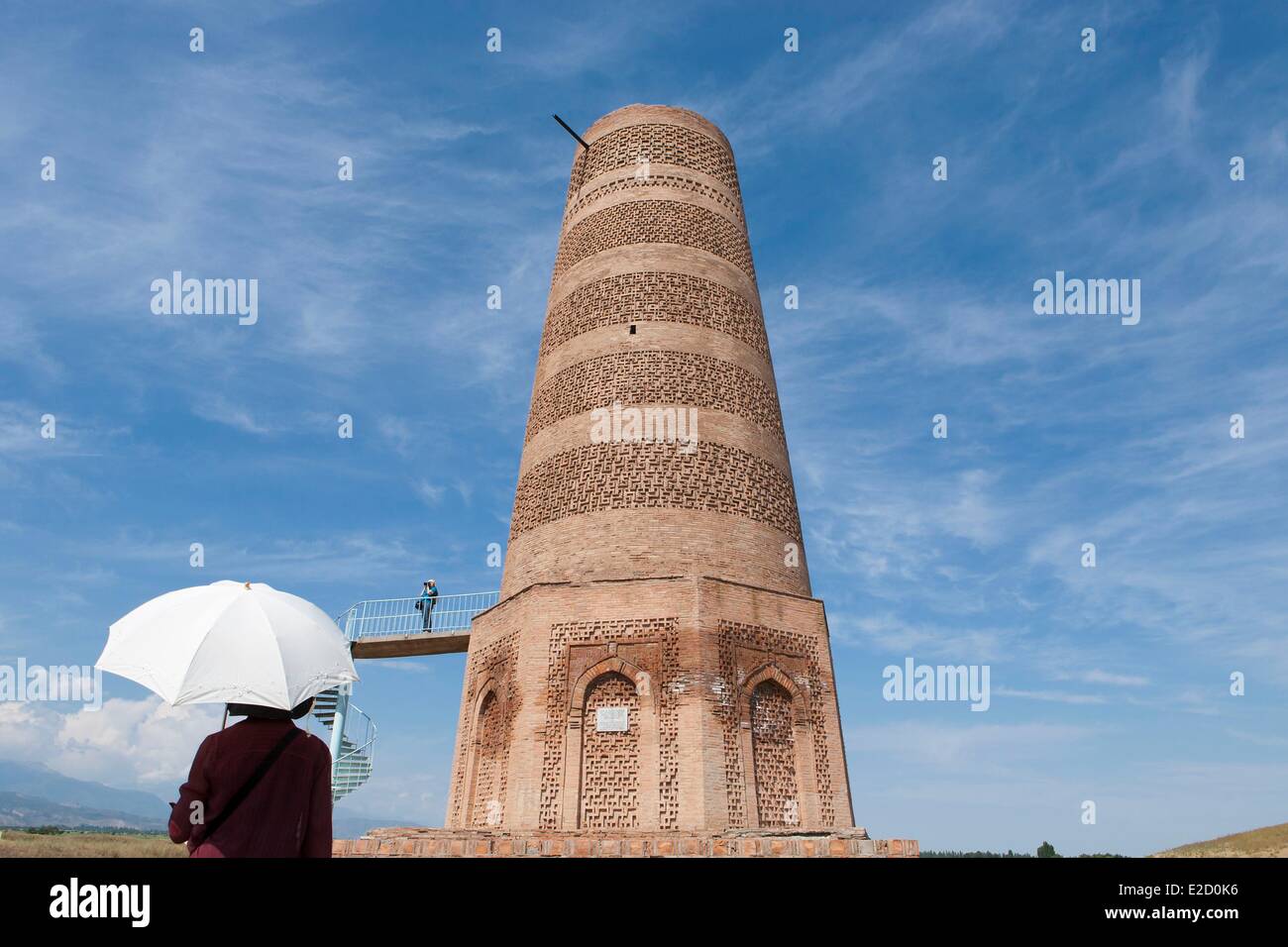 Kirgisistan Chuy Provinz Tokmok Rückansicht eines kirgisischen Touristen vor der Burana-Turm auf dem Gelände der antiken Stadt Stockfoto