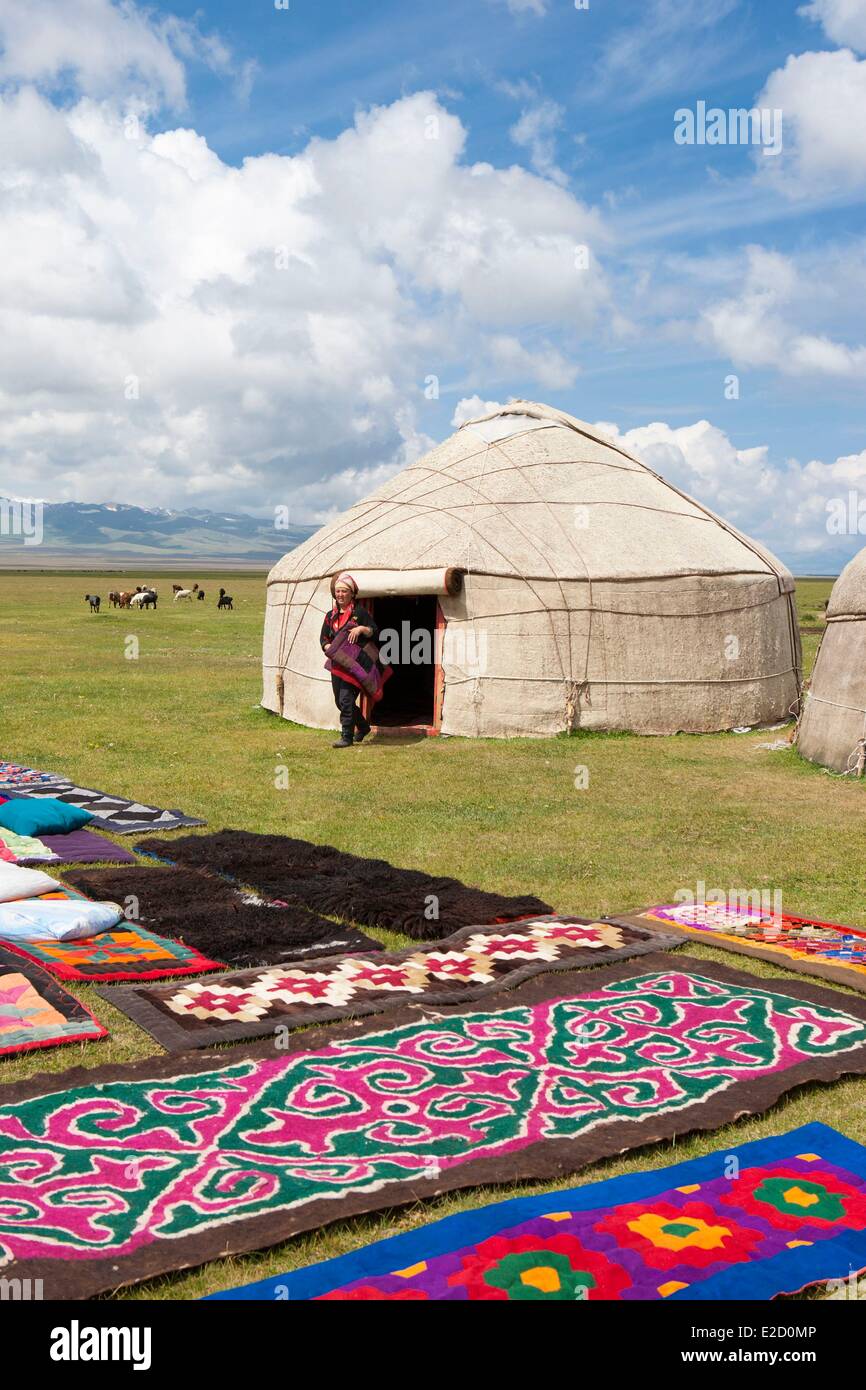 Kirgisistan Naryn Provinz Teppiche vor Jurten auf Almen im Song-Kol See staatliche zoologische reserve Stockfoto