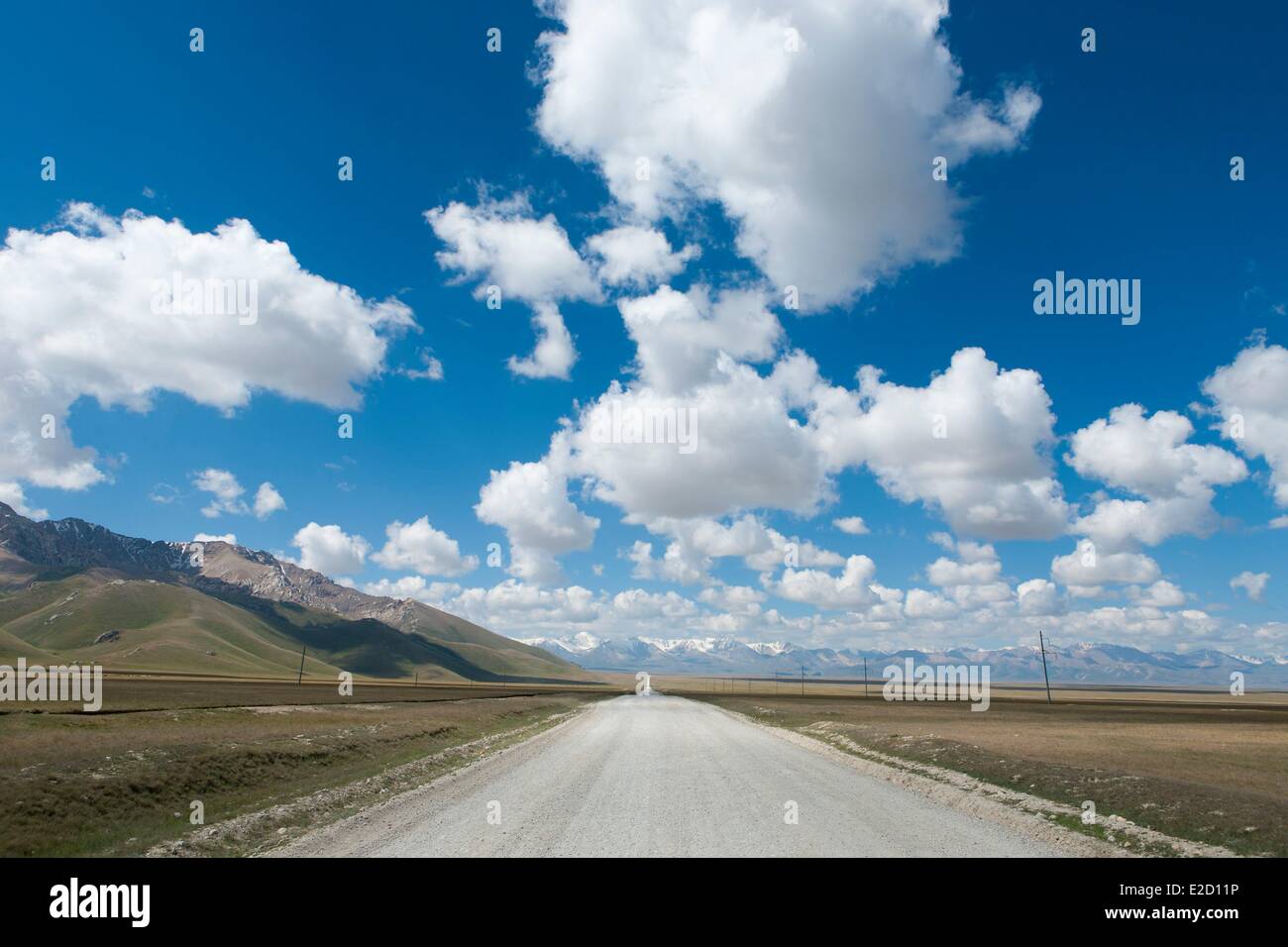 Kirgisistan Naryn Provinz Weg nach China und Tian Shan Bereich im Hintergrund Stockfoto