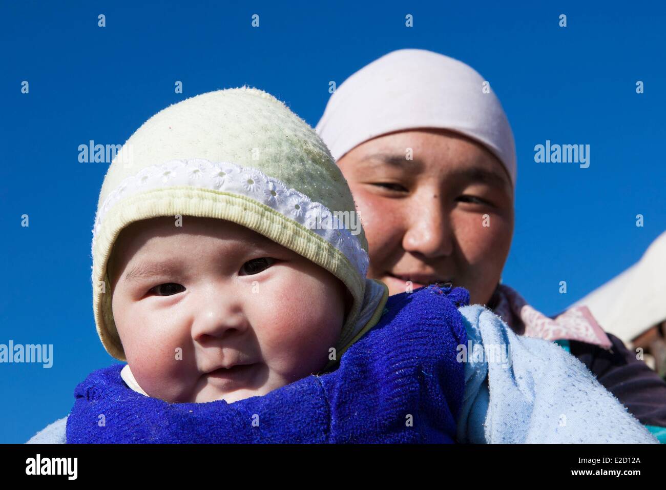 Kirgisistan Naryn Provinz Arpa Tal Frau hält ihr baby Stockfoto