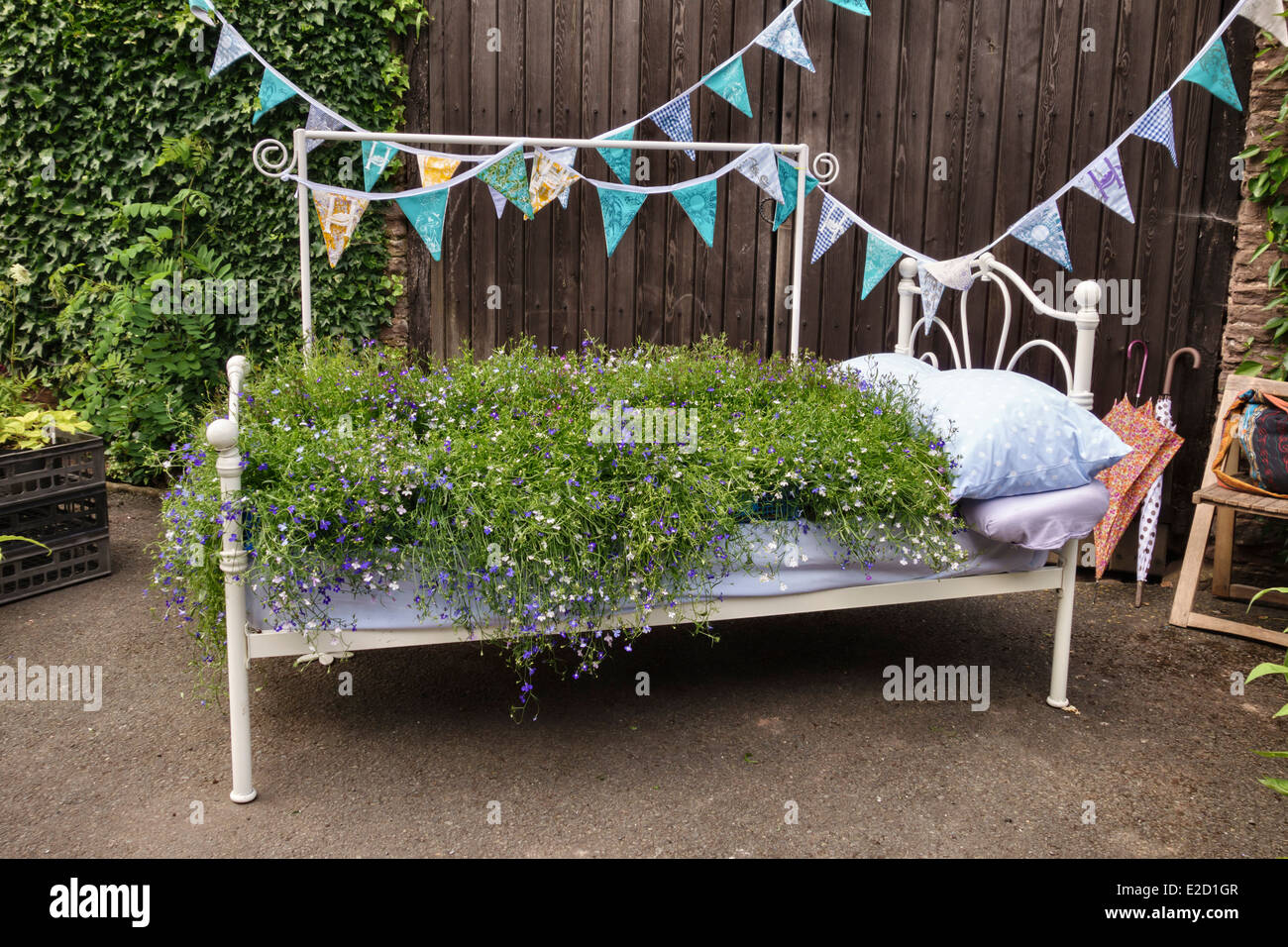 In einem Werk fair (Stockton Bury Gärten, Leominster, Herefordshire, UK). Ein Doppelbett mit Blumen bepflanzt Stockfoto