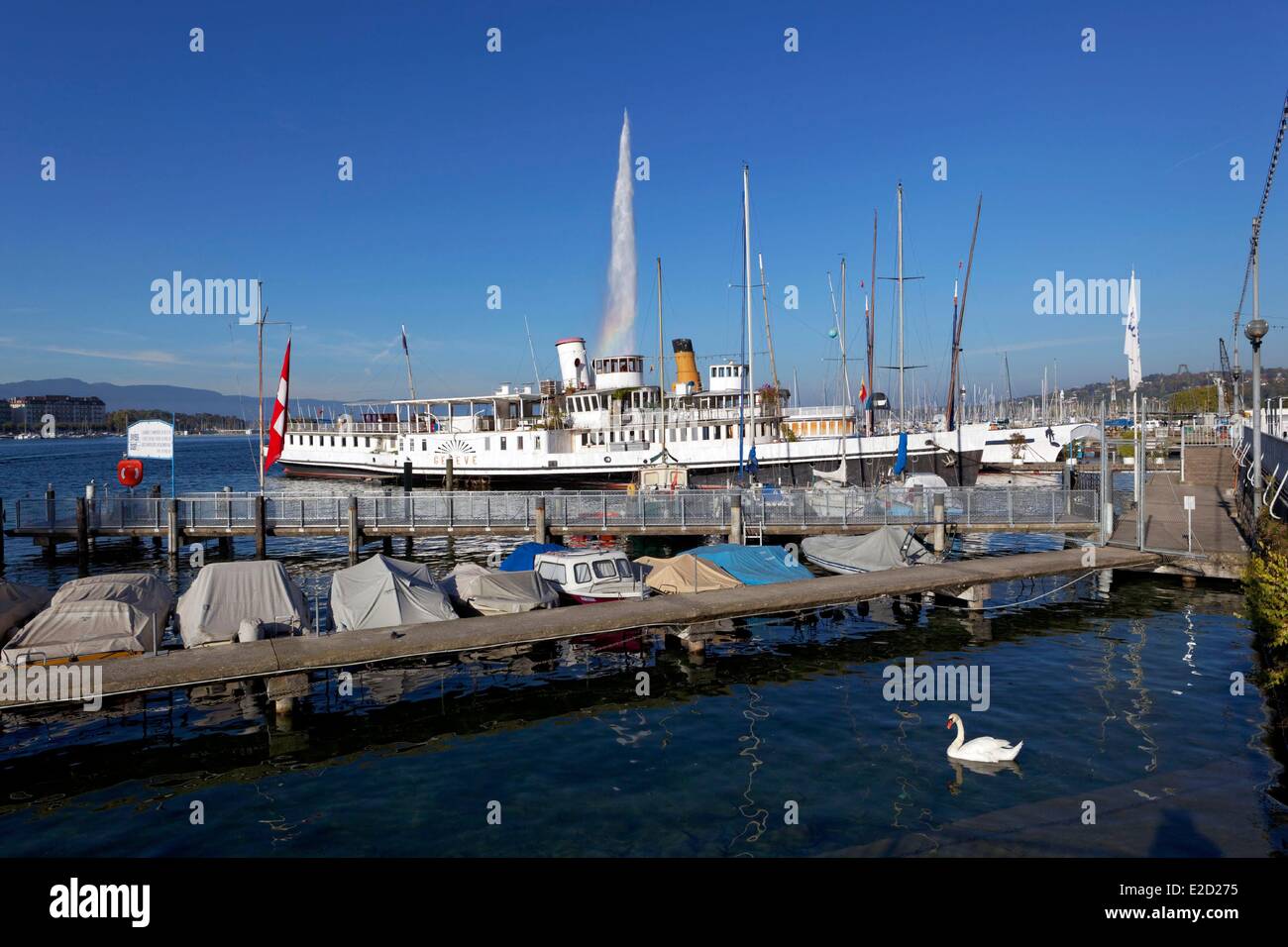 Schweiz Genf Genfer See englischer Garten Steamboat dock Brunnen im Hintergrund Stockfoto