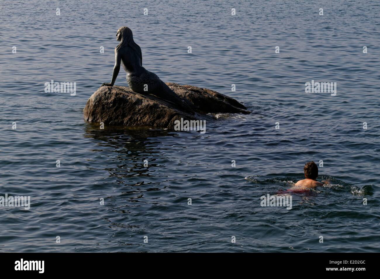 Schweiz Genf Genfer See Statue der kleinen Meerjungfrau Stockfotografie -  Alamy