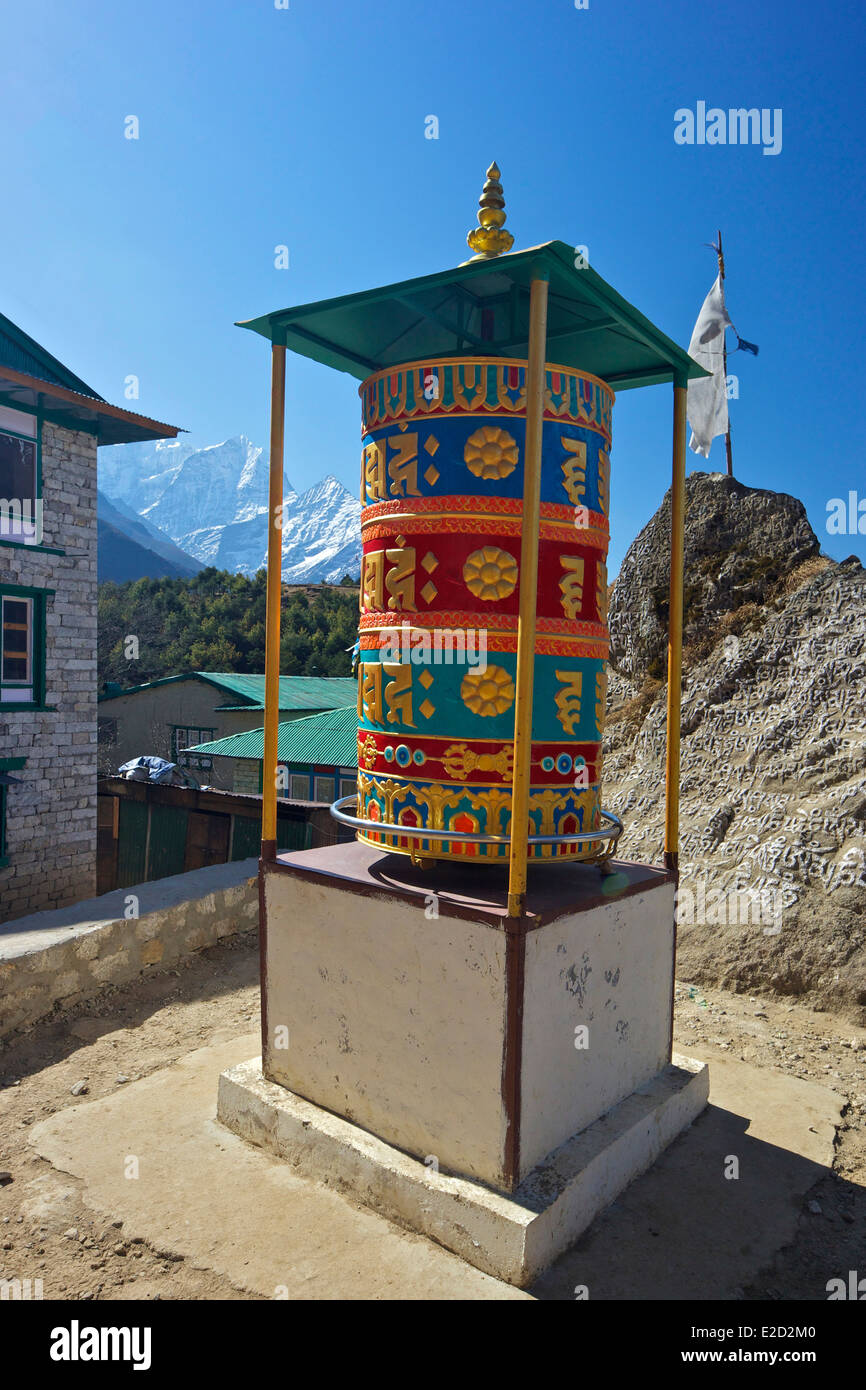 Buddhistische Gebetsmühle über Namche Bazar, Nepal, Asien Stockfoto