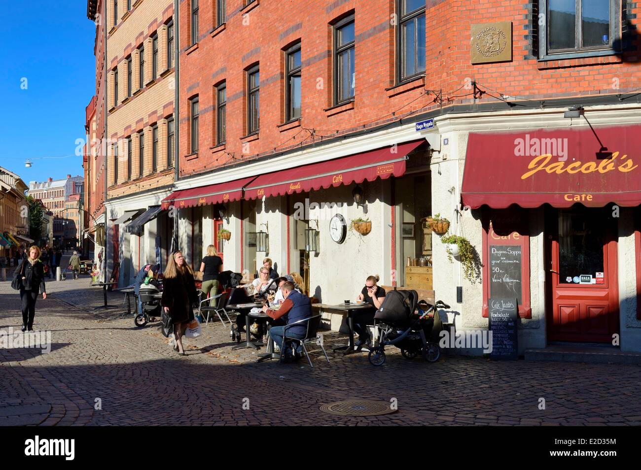 Schweden Vastra Gotaland Göteborg (Gothenburg) Haga District Cafe Terrasse in der Haga Nygata street Stockfoto