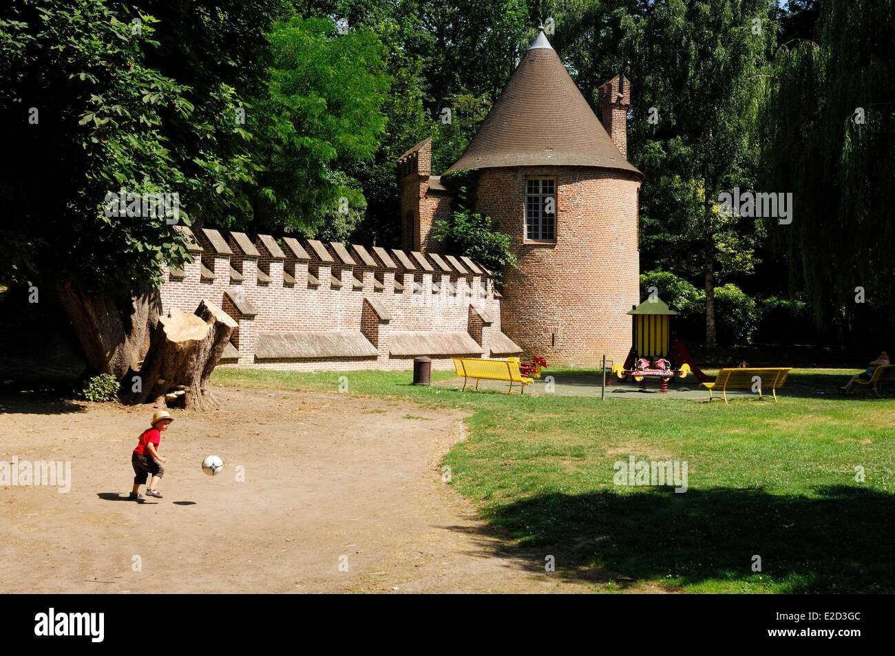 Frankreich Nord Lannoy Kind spielt Ball vor einer Festung Stockfoto
